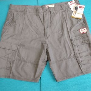 NWT Wrangler Relaxed Fit Cargo Shorts - Size 44